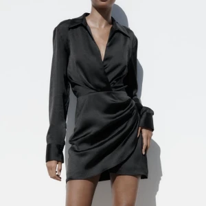 Klänning från zara - Jättefin klänning från zara, säljer då den bara användes för 1 tillfälle 🥰  Storlek S men satt perfekt på mig som brukar ha XS 