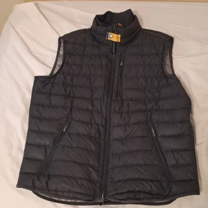 Parajumper väst - Äkta parajumper väst (Qr-scan och kod), Nypris: 3500kr, Färg: Svart ,Storlek: L, Bra skick, pris kan diskuteras om du vill ha den billigare 