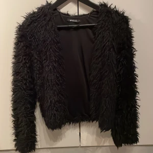 Lurvig jacka  - Lurvig jacka från Gina tricot, storlek XS 