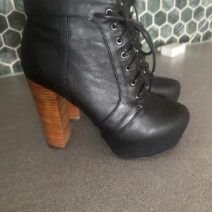 Klackskor svarta 37 Scorett  - Ett par fina klackeskor som jag inte har använt så mycke dem är nästan som nya. 