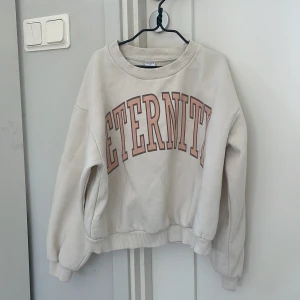 Tröja med tryck!🫶🏻 - En skön, mysig tröja med ull inuti och är snygg !💋🪩