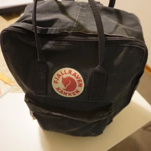 Fjällräven kånken - Säljer min Fjällräven Kånken i blå färg. Fint skikt. Hämtas i Umeå men kan också skickas.