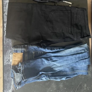 Jeans  - Två stycken jeans från Jack & Jones! Jeansen har passformen slim fit.  Blåa jeans storlek 30/30 Svarta jeans storlek 30/34 Köpare står för frakt. Pris kan sänkas