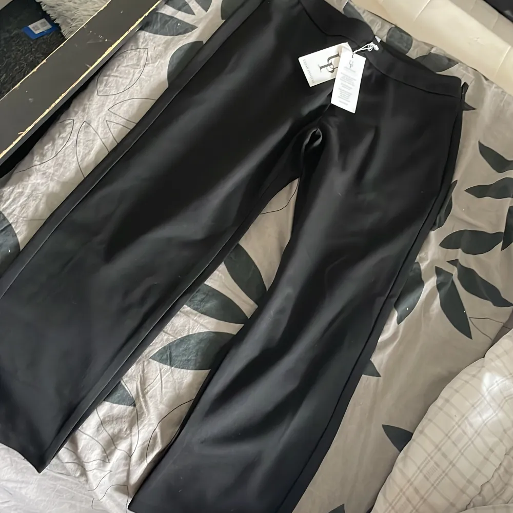 Säljer ett par märkes kostymbyxor som jag köpte för 1 299 kr som är oandvända jag älskar dom jätte mycket men måste sälja för dom är små . Jeans & Byxor.