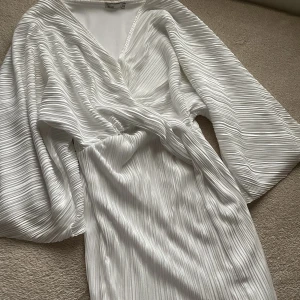 Elegant studentklänning  - En väldigt fin studentklänning med vida armar.  Endast använd en gång. I väldigt bra skick 