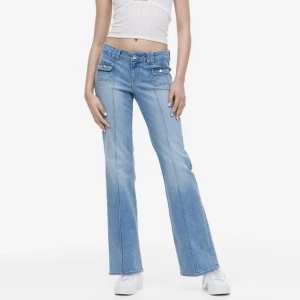 Hm jeans - Säljer dessa sjukt snygga och eftertraktade jeans från hm! De är slutsålda. Jag säljer i storlek 38💘🙌🏼