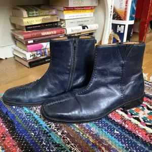 Ett par fina läder boots med dragkedja! Perfekta inför våren☀️