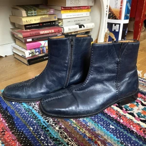 Mörkblåa boots - Ett par fina läder boots med dragkedja! Perfekta inför våren☀️
