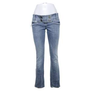 Lowwaist jeans från take two med super snygga detaljer. Storlek 29/34. Lite stora på mig som är ca 160. 