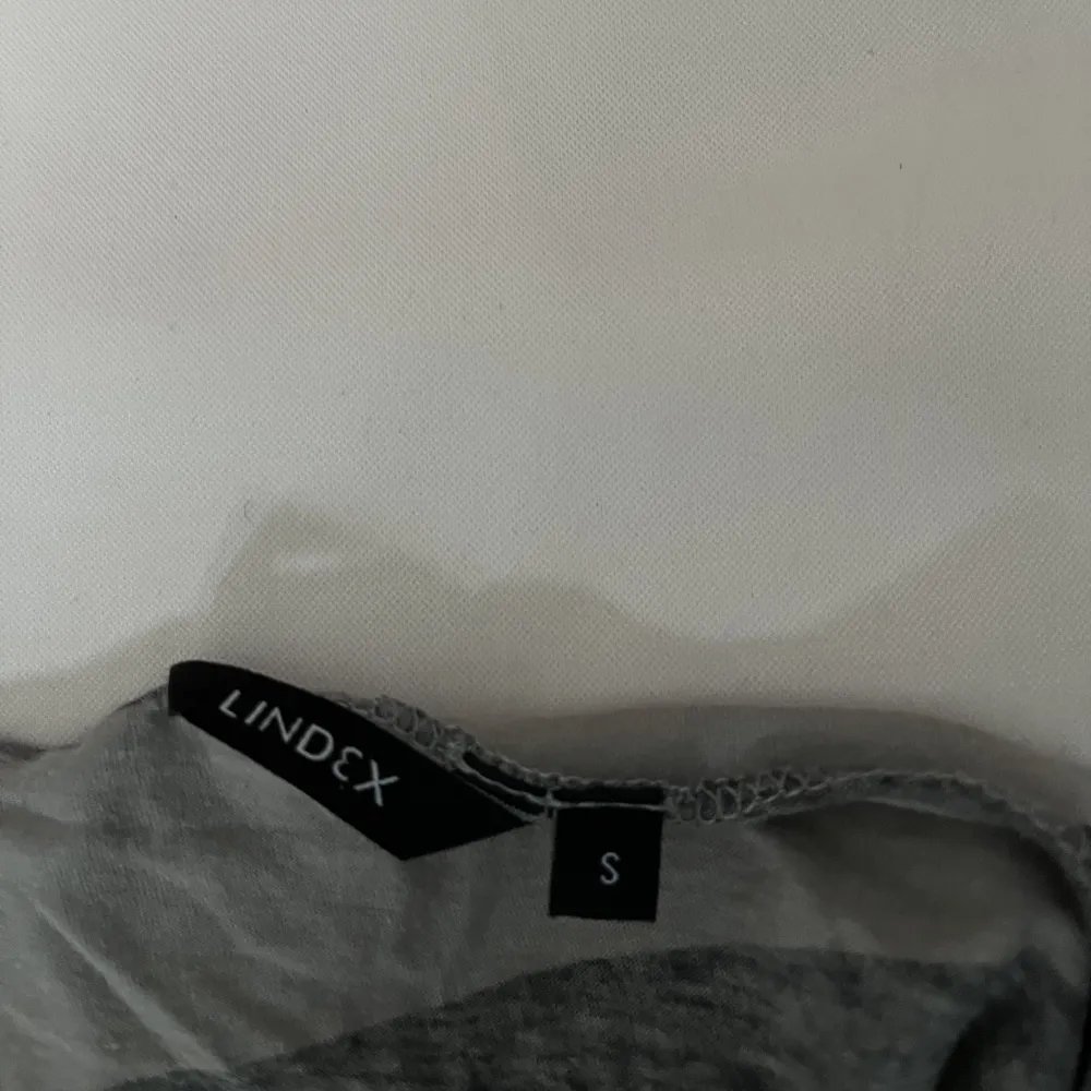 En cool t-shirt från Lindex med spets nertill. Säljs inte längre på hemsidan 💗. T-shirts.