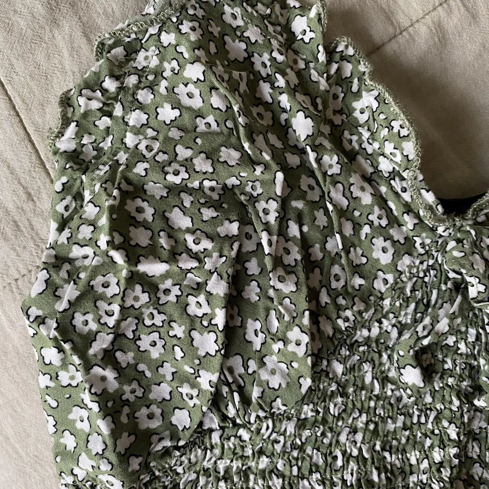 Grön blommigt linne i storlek S från shein, köparen står för frakten (ca 15kr) . Toppar.