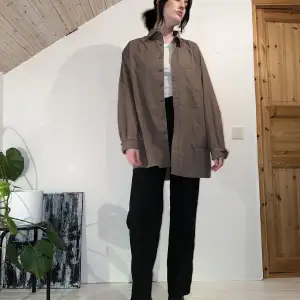 olivgrön oversized skjorta! personen på bilden är 176 cm 🫑