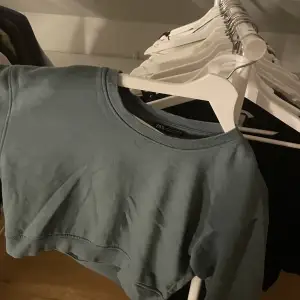Grön lite kortare sweatshirt från zara