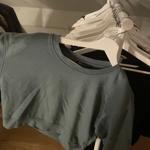Grön tröja - Grön lite kortare sweatshirt från zara