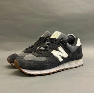 New balance 574 - New balance 574 gråa, sparsamt använda, i nyskick Storlek 42