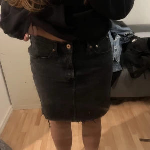 Svart kjol  - Svart kjol ifrån lager 157, köpt sommaren 2022. Skriv om du är intresserad, pris kan diskuteras. 