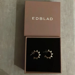 Edblad peak creoles silver - Säljer dessa edblad peak creoles eftersom att de inte kommer till användning längre💘💘 De är inte använda så mycket och avtorkade med disinfektionsmedel💘 Skriv om du vill ha mer bilder på örhängena