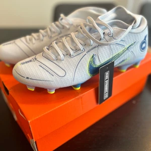 Fotbollskor Nike sto 42 - Oanvända Fotbollskor, nypris 1000 kr. 
