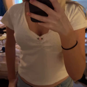 Extremt gullig topp💋 - Skit gullig topp med en liten blomma i mitten