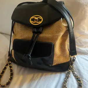 Väldigt speciell ryggsäck från Chanel. Rattan Raffia backpack