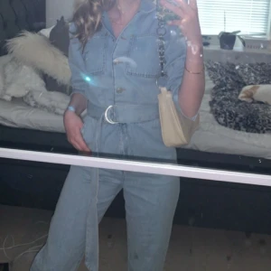 Byxdress i jeans NAKD - Ljusblå byxdress i jeansmaterial från NAKD! 😍passar både 34 och 36 då man spänner åt i midjan 🙌🏼