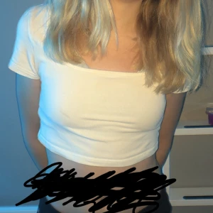 Vit magtröja  - Säljer denna tröja för att den är nästan för liten. Den är i väldigt bra skick för att den nästan aldrig är använd 🤍