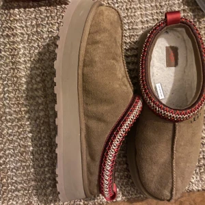 Uggs tazz  - Ett par knappt använda ugg tazz, inköpta för ca. 2000kr😊 säljes då de är något för stora för mig och därav inte kommer till användning💕 de är i storlek 42 och knappt använda!!!