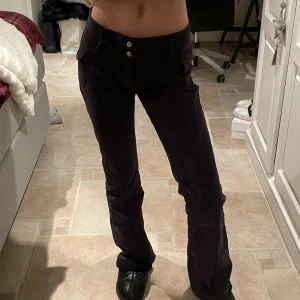 lågmidajde byxor - Funderar på att sälja dessa super snygga svarta byxor som likar dom populära HM byxorna. Innerbenslängd: 80cm & midja rakt över: 38cm💓