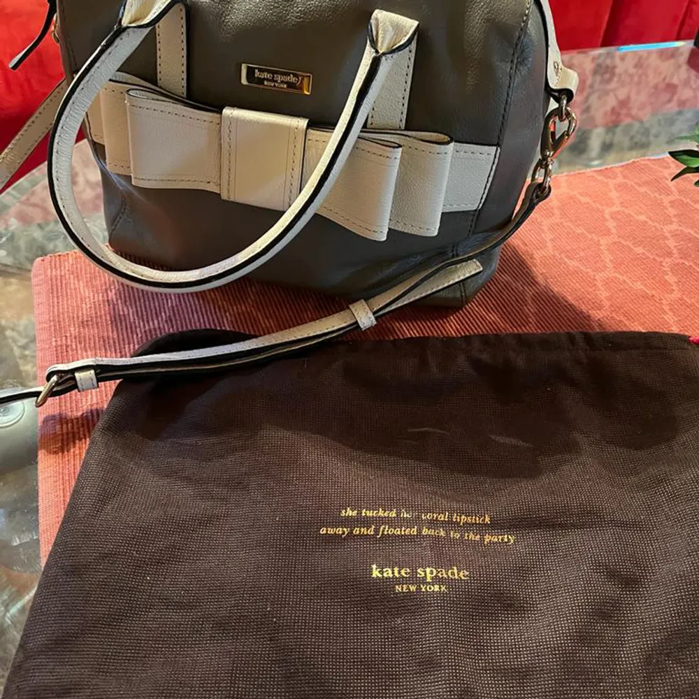 Kate spade square bow tie adjustable handbag/ crossbody, like new. Shoulder strap can be removed Genuine leather. Retail price $300 . Väskor.