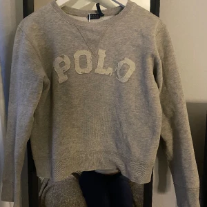 polo ralph loren  - säljer världens finaste tröja som jag beställde från sellpy som tyvärr inte passade. 