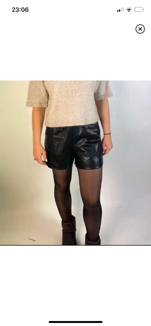 Läder shorts - Jättefina skin short anväda en gång i mycket fint skick 💗