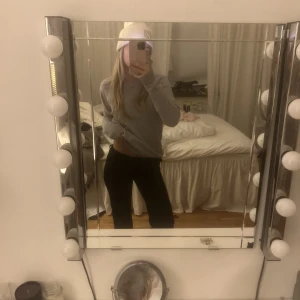 Grå stickad tröja - Säljer denna gråa stickade tröjan från Vila, Strl xs men passar även som S❤️