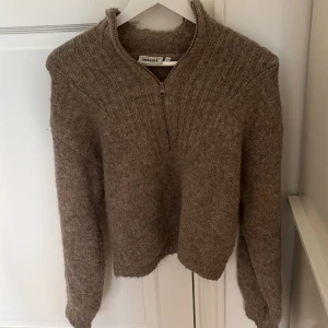 Tjocktröja  - Härlig tjocktröja i mycket bra skick. Perfekt nu under hösten/våren med en tjockare tröja. Brun/beige tröja, väldigt mysig men även stilren