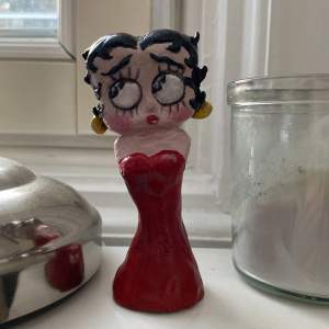 Säljer en handgjord Betty Boop skulptur i lera på 10 cm. Frakten ingår i priset🌸