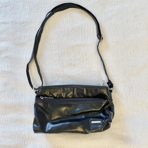 Najs väska  - Massa bra fack och snygg både tajt och lång