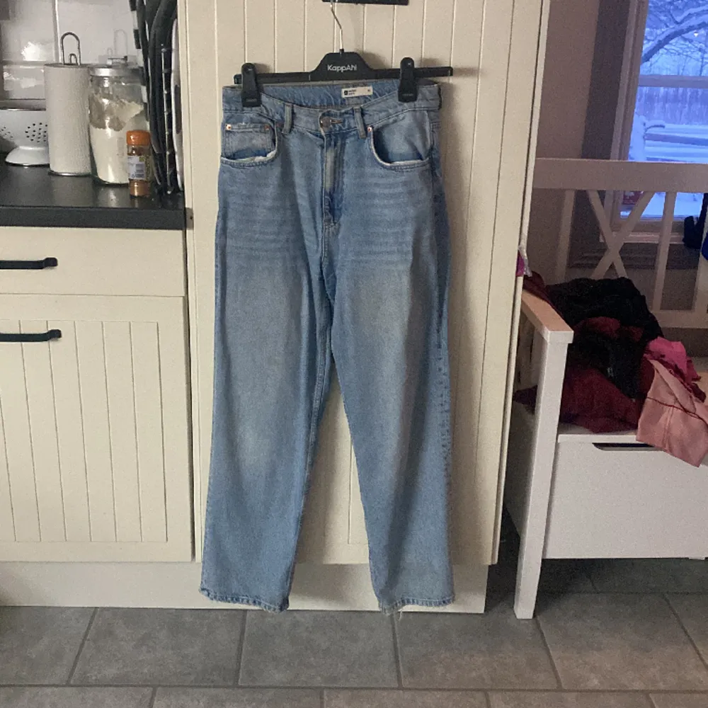 Raka jeans från Ginas utbud med kortare jeans, bör passa bra i längd om du är cirka 160 cm. Bra skick. . Jeans & Byxor.