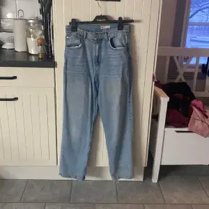 Raka jeans från Ginas utbud med kortare jeans, bör passa bra i längd om du är cirka 160 cm. Bra skick. 