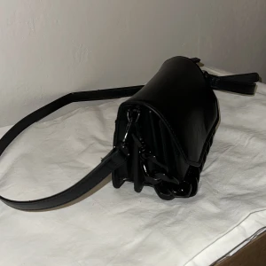 Svart NA-KD väska - Använd enbart under 1 månads tid, sliten runt knappen 