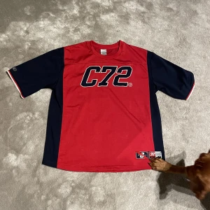 Vintage Nike Sports T-shirt - Hej! Säljer denna superfina nike träningströjan då den inte används längre! Tröjan är i superfint skick och har flera detaljer som en nike logga på ena ärmen och ”C72” broderat på bröstet! Står XL i taggen men sitter snyggt oversize på mig som brukar ha M