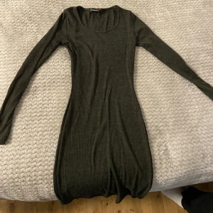 Långärmad klänning  - Långärmad klänning från H&M 