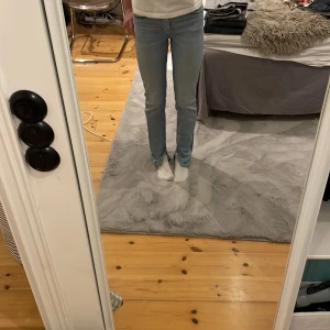 Jeans  -  Ett par jättefina jeans ifrån Sara men kommer tyvärr inte till användning längre. Jeansen har en slits på slutet av jeansen