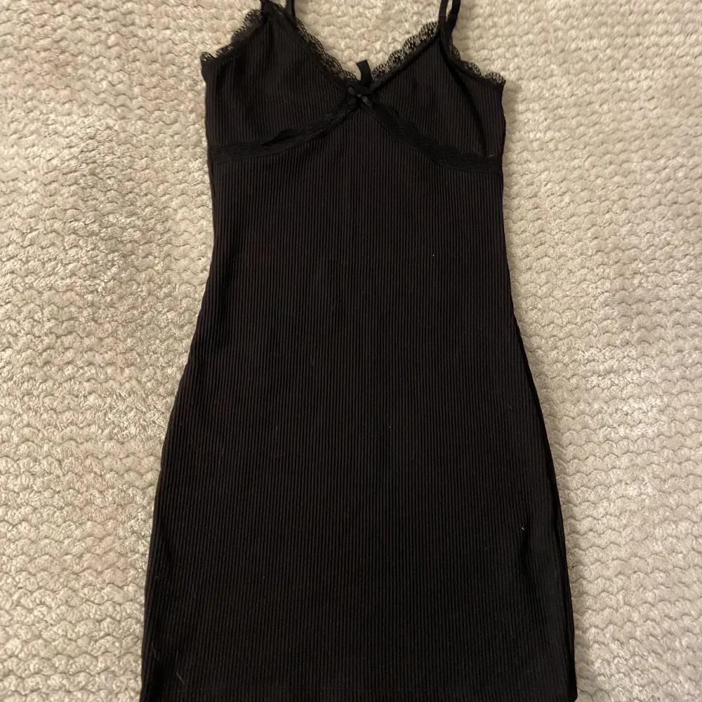 Fin svart klänning i storlek s, knappt använd . Klänningar.