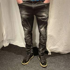 Rikigt feta jeans med slit i storlek 31/32