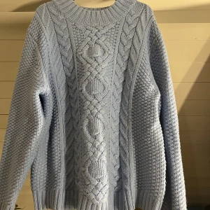 Ljusblå kabelstickad tröja - Ljusblå kabelstickad tröja i oversize modell. 