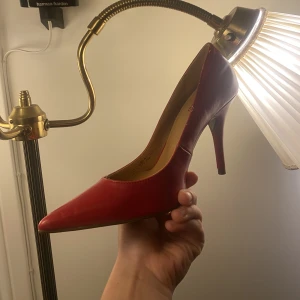 Röd spetsig klacksko - Här är ett par snygga röda spetsiga klackskor med 10 cm klack❤️ Jag har aldrig använd dom men är köpta på secondhand. Är dock i mycket bra skick❤️
