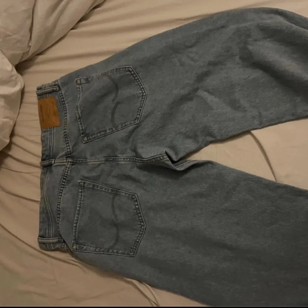 Blåa loosefit jeans från jack&jones. Helt nya. Aldrig använda men bortryckta lappar. Lite svårt att se färgen på bilderna men dom är ”vanliga blå”. Nypris 599kr. Jeans & Byxor.