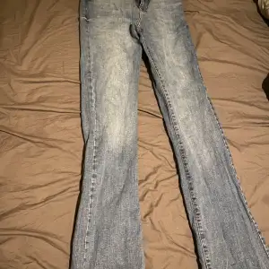 Säljer mina bootcut jeans från ellos då dom inte kommer till användning längre. Dom är högmidjade och är i storlek XS men passar som S också!
