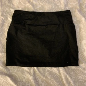 Svart kjol  - Lågmidjad