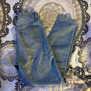 Jeans - Ljusblå jeans från Zara i storlek 32. Hål i knäna. Knappt använda. 