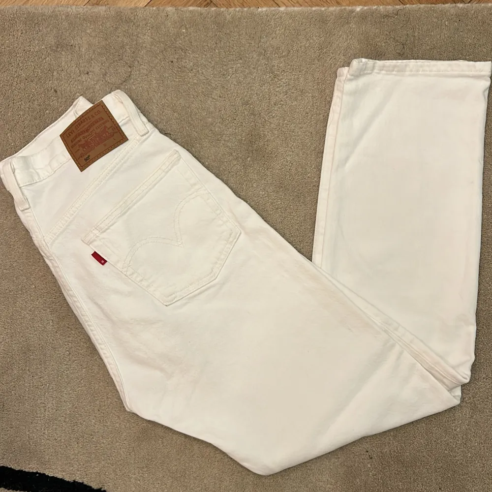 Vita levis jeans 501. Nyskick, endast använt 3 gånger. Storlek W26 L28. Jeans & Byxor.